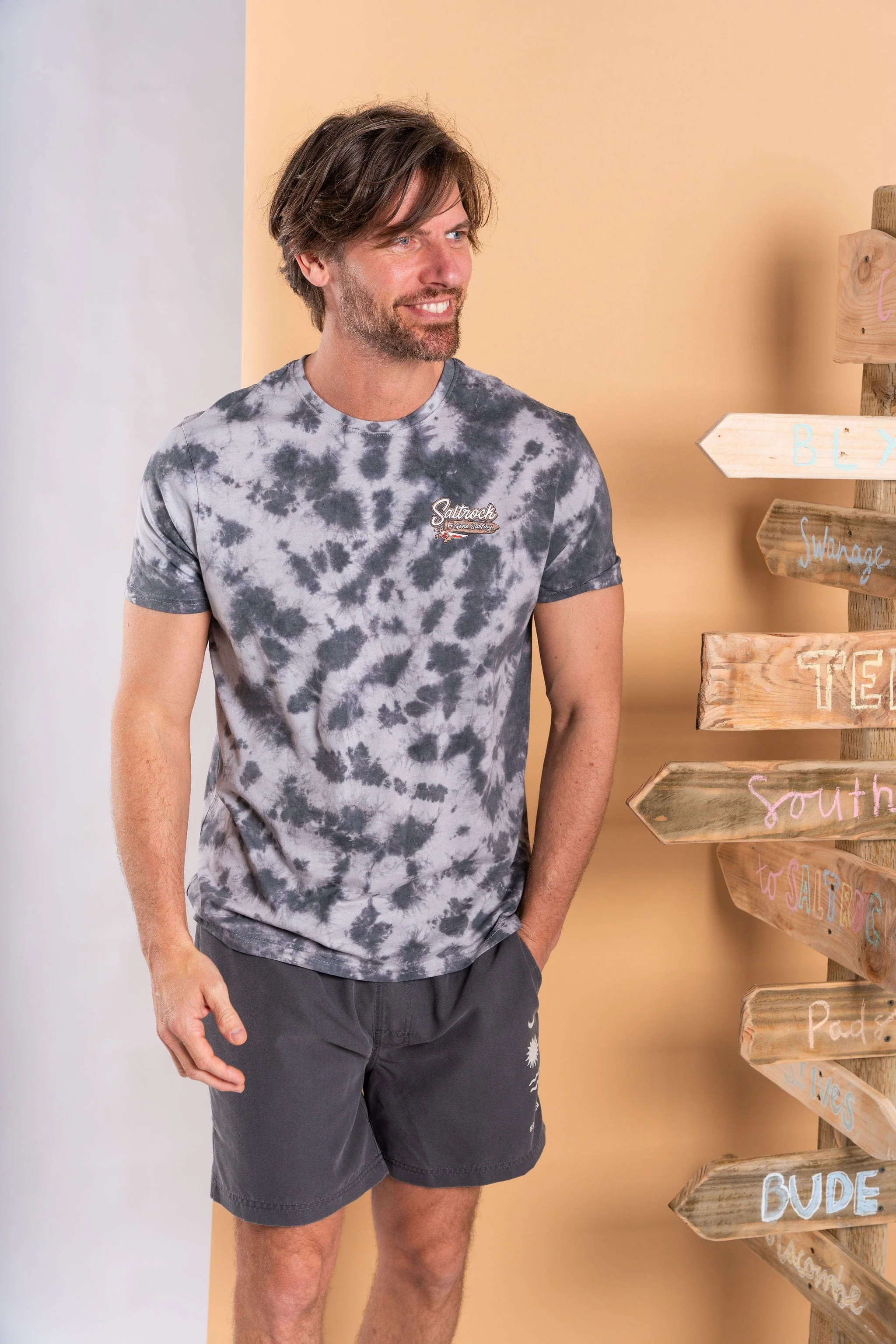 Beach Signs Wales Mens Tie Dye T-Shirt in Grey - Image 6
