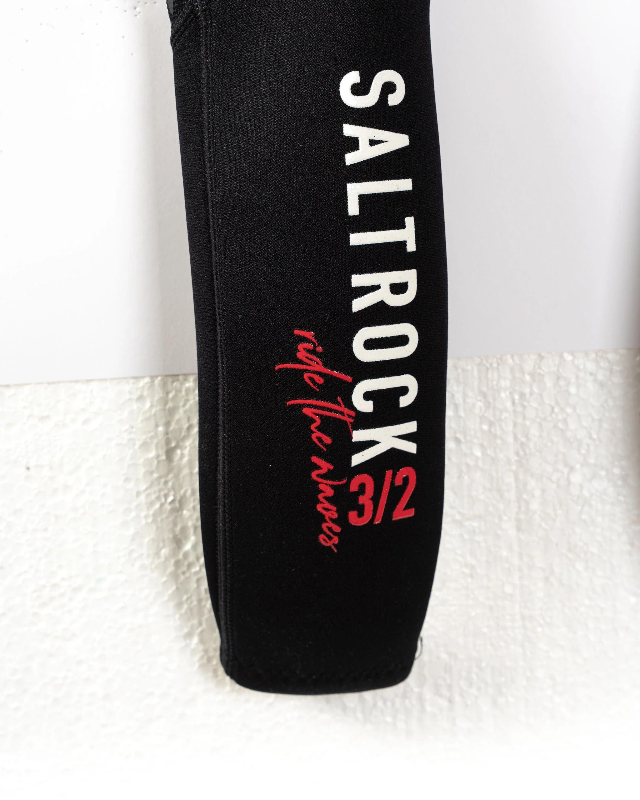 Core Kids 3/2 Full Wetsuit in Black/Red - Image 15