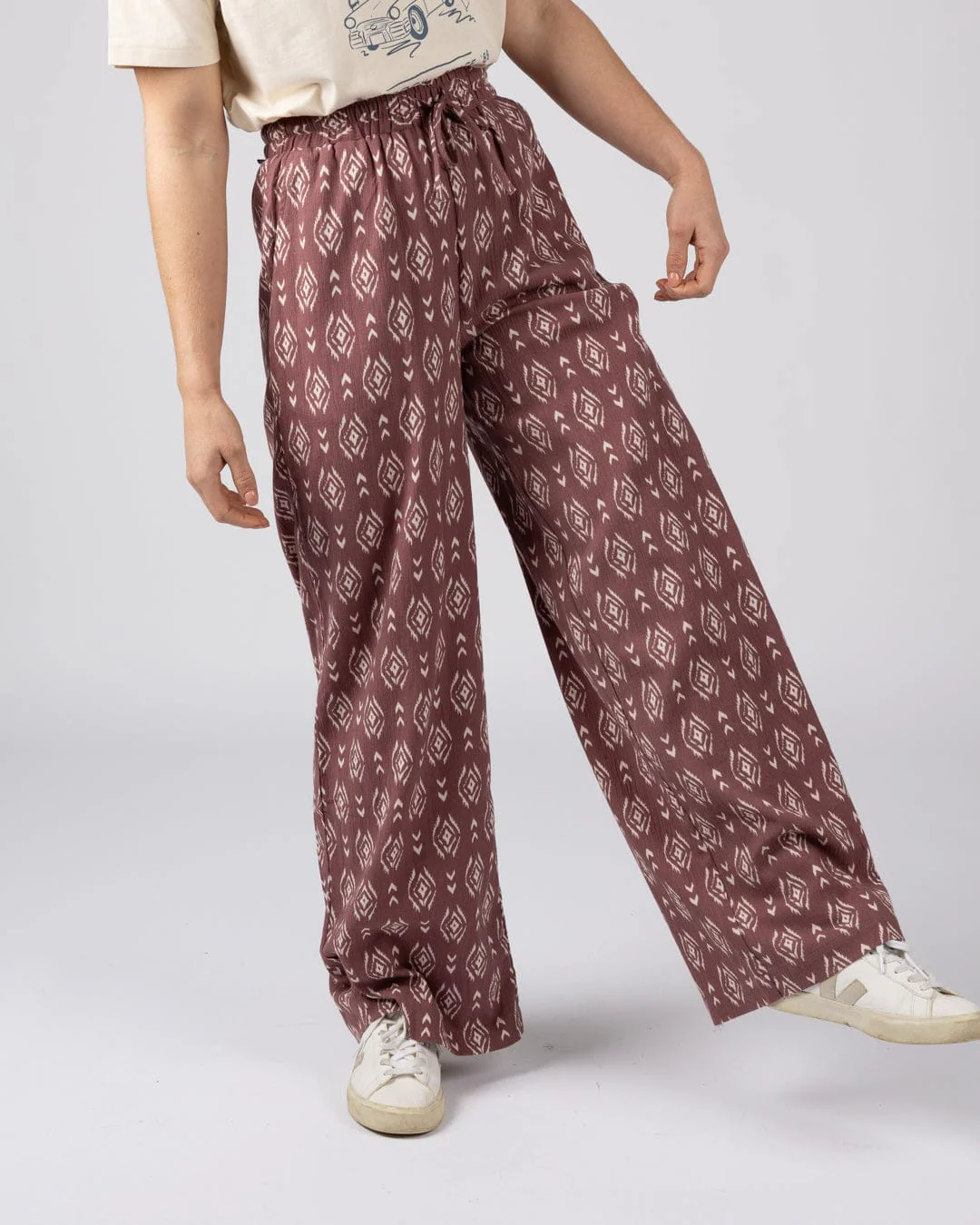 Eda Womens Woven Trouser in Dark Pink - Image 2