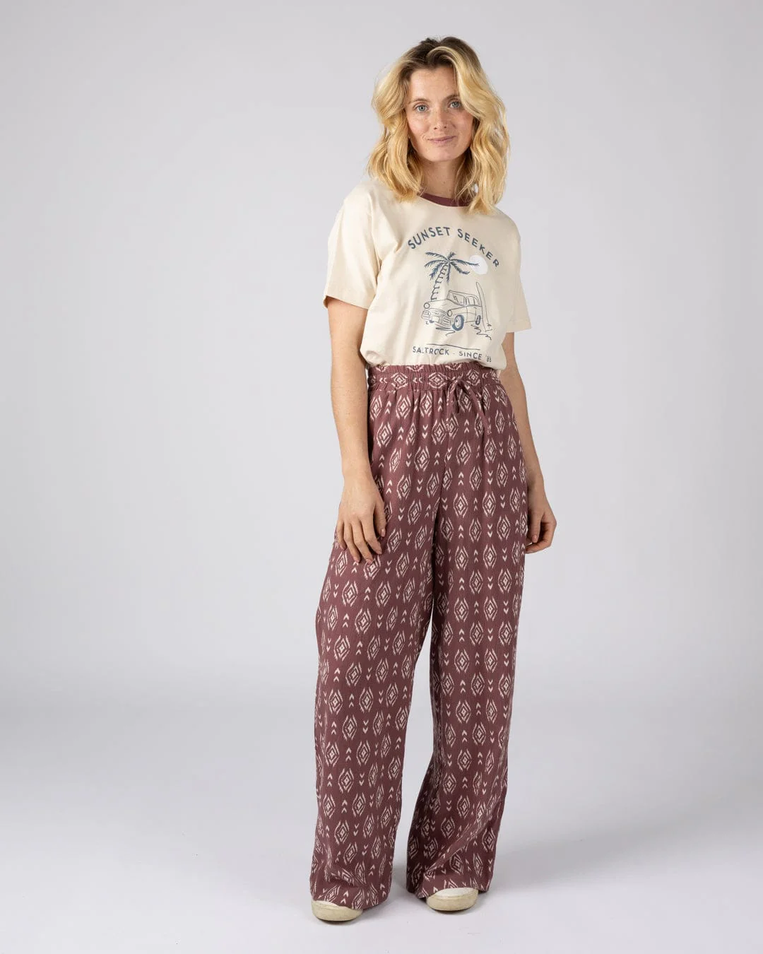Eda Womens Woven Trouser in Dark Pink - Image 3