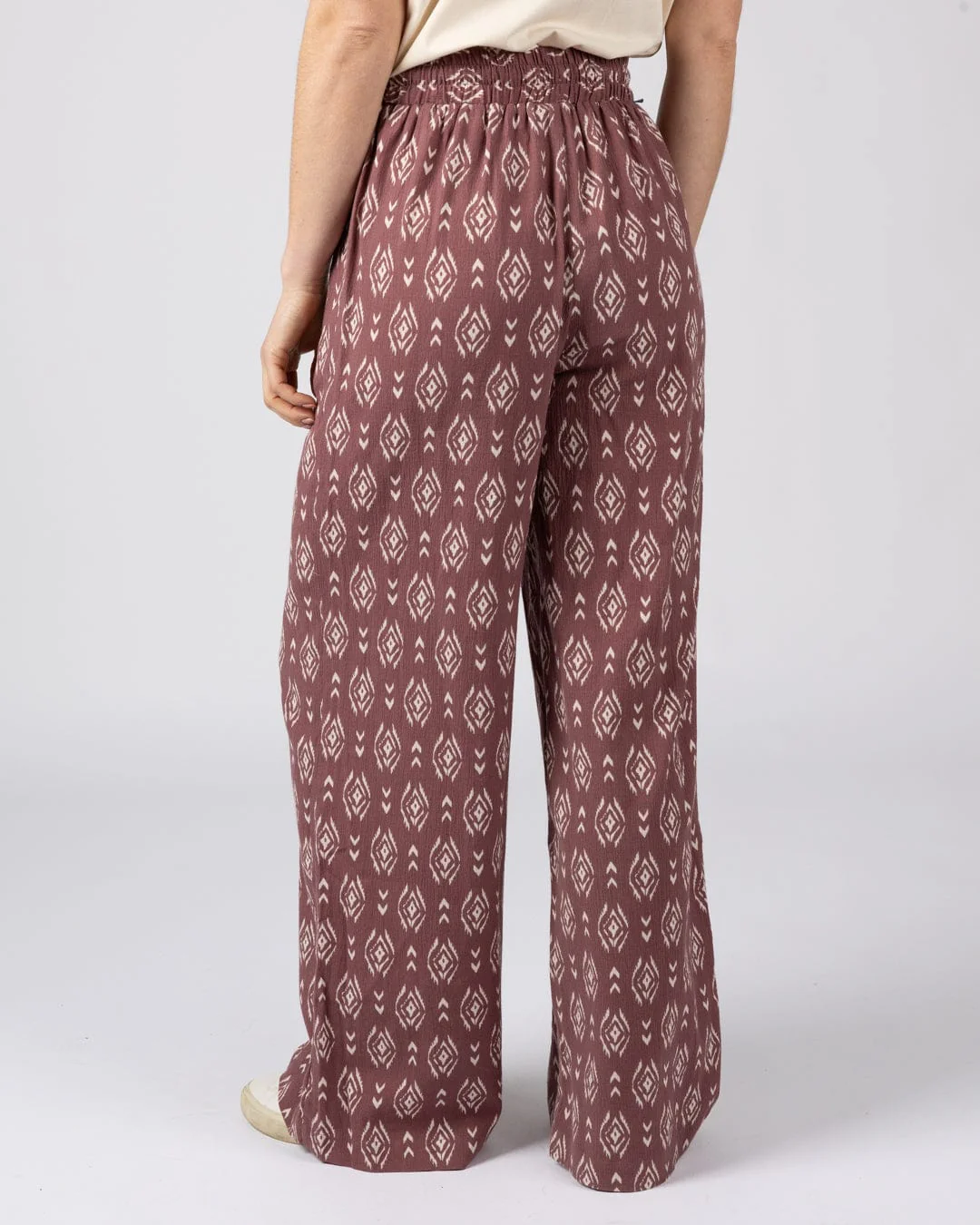 Eda Womens Woven Trouser in Dark Pink - Image 6