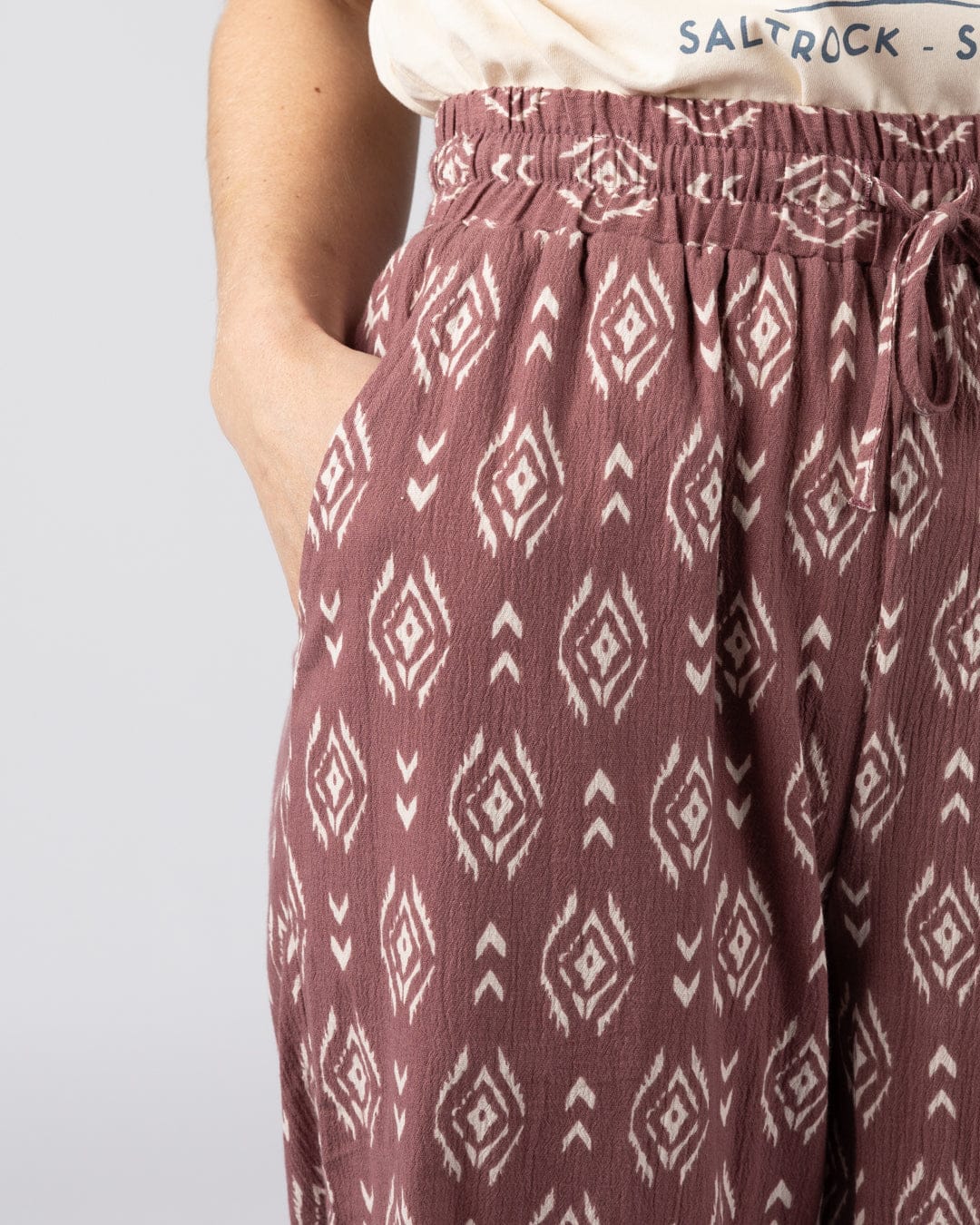 Eda Womens Woven Trouser in Dark Pink - Image 7