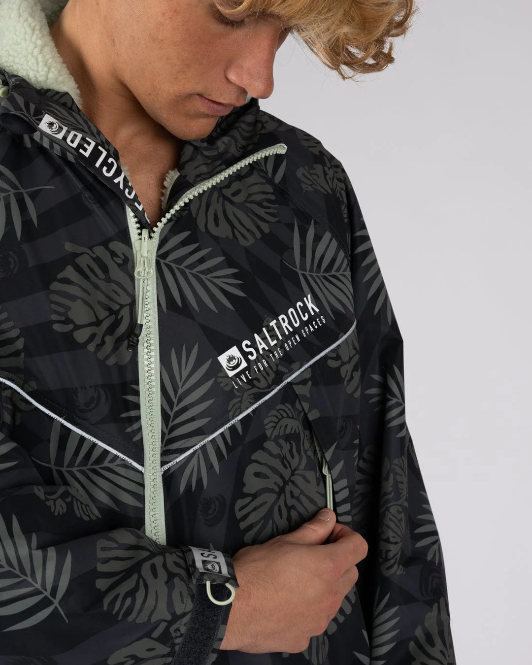 Warp Surf Changing Robe Dark Grey - Image 8