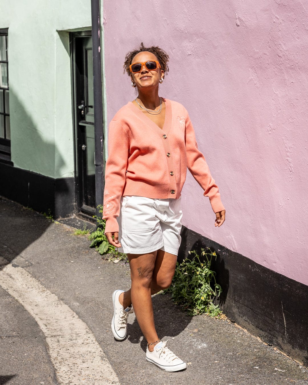 Ogden Womens Longline Chino Shorts in White - Image 10